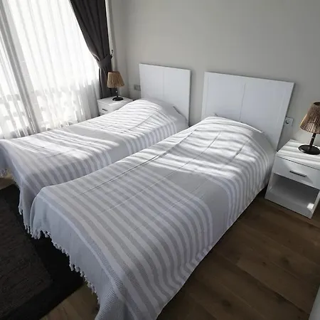 Havuzlu Sitede Manzarali Daire Apartment *